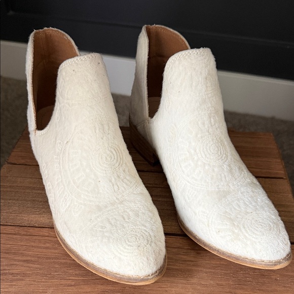 Mi.iM Ellen Calf Hide Ankle Boots Size 7.5 White Cowgirl Southwestern EUC - Picture 2 of 9